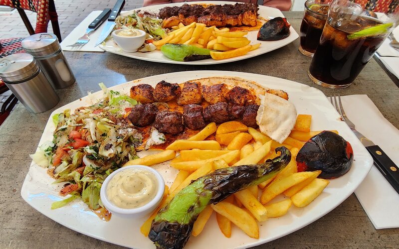 مطعم ميدل إيت